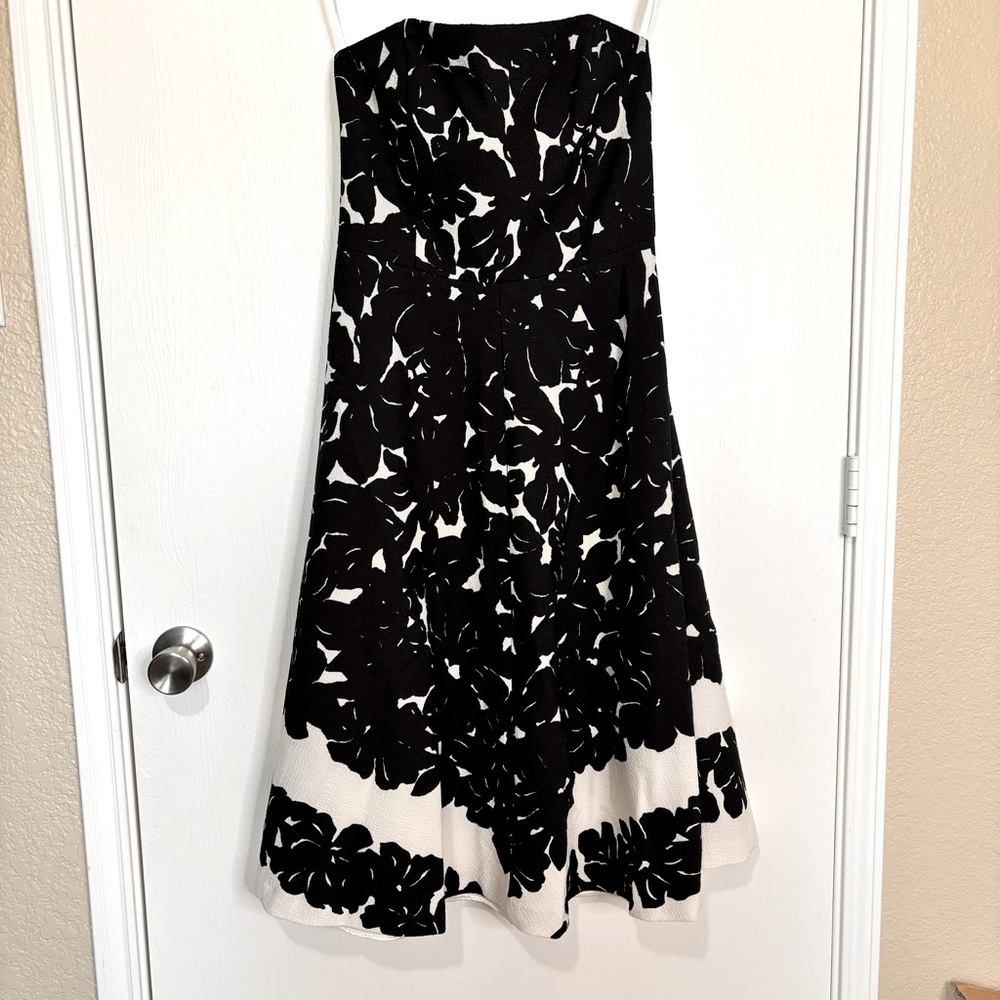 White House Black Market Strapless dress midi fit and flare women’s size 6